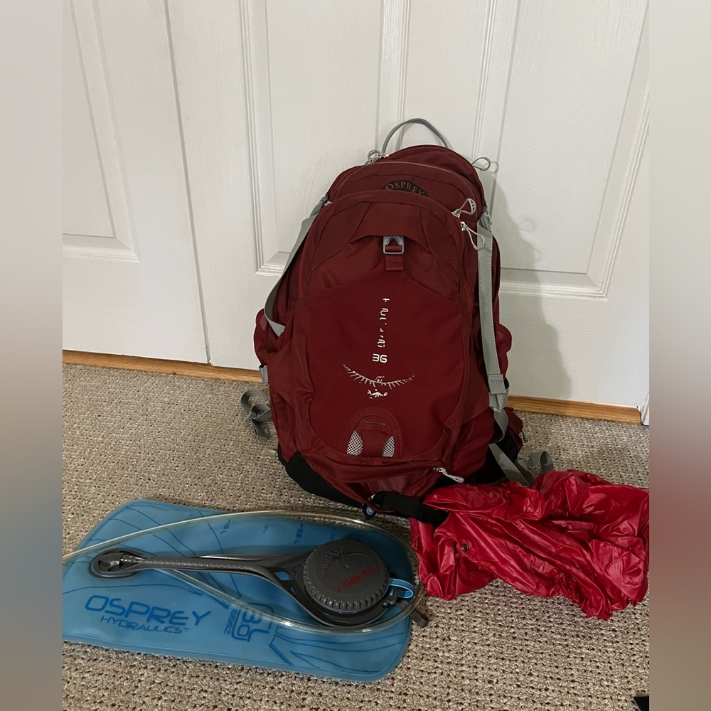 Osprey Manta 36 - day hike backpack with rain over and water bladder